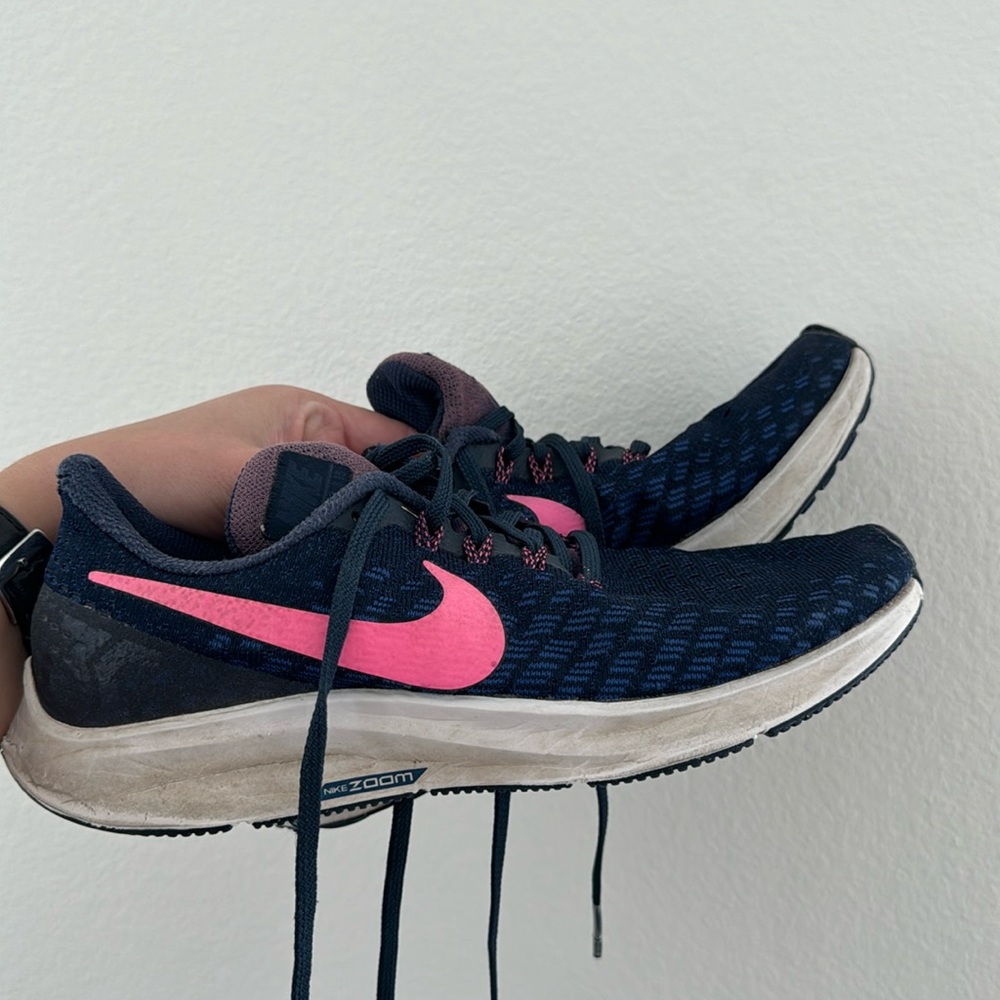 Used Nike Tennis Shoes size 8